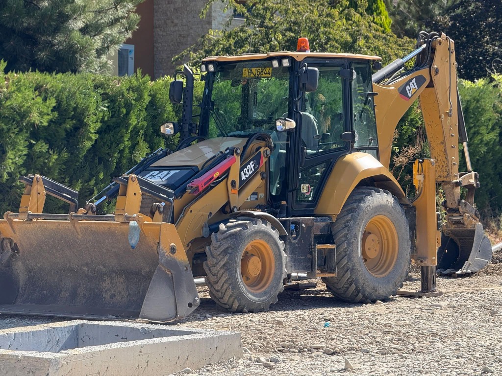 Buldoexcavator CAT 432F2 pe lucrări de teren Prahova