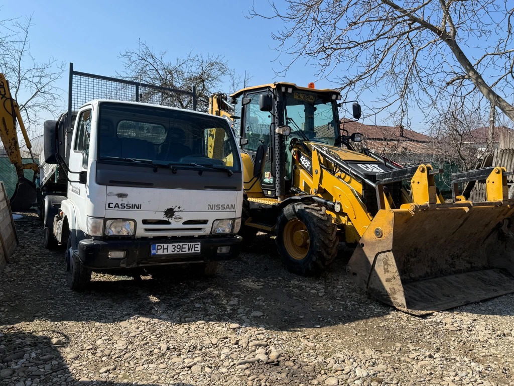 Camion Nissan Cassini și buldoexcavator CAT 432F Prahova
